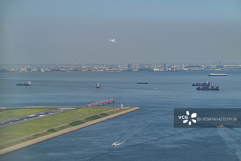 从飞机上俯瞰在日本东京海域上空飞行的飞机图片素材