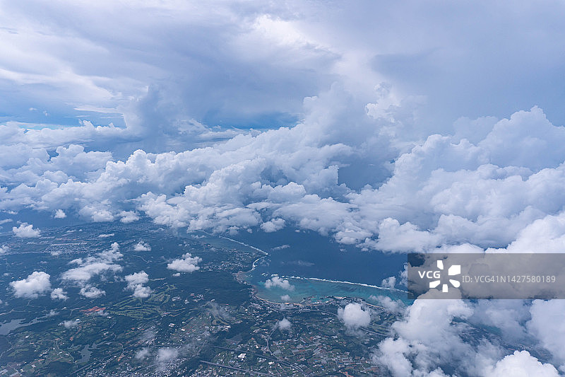 飞机航拍：日本冲绳珊瑚海滩上空的暴风云图片素材