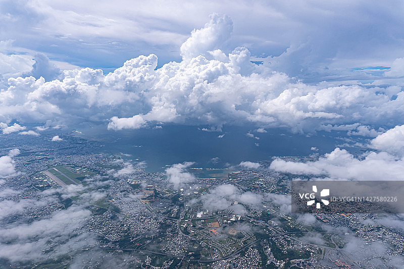 飞机航拍日本冲绳上空的暴风云图片素材