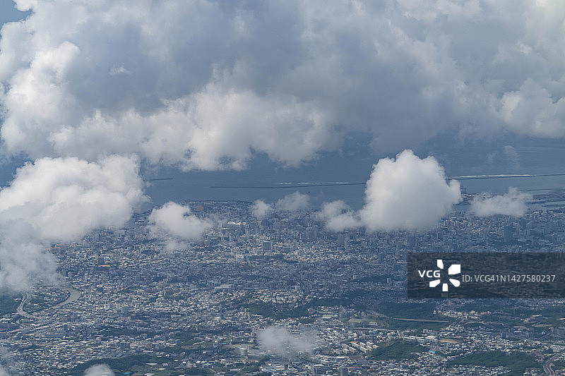 飞机航拍日本那霸市上空的暴风云图片素材