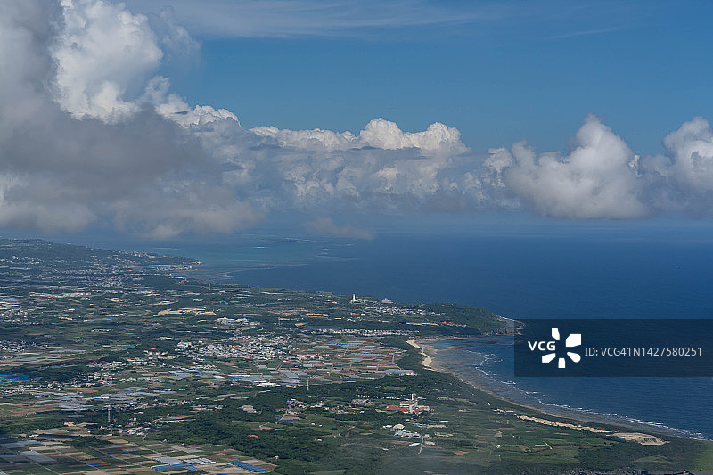 从飞机上俯瞰日本冲绳的珊瑚海滩图片素材