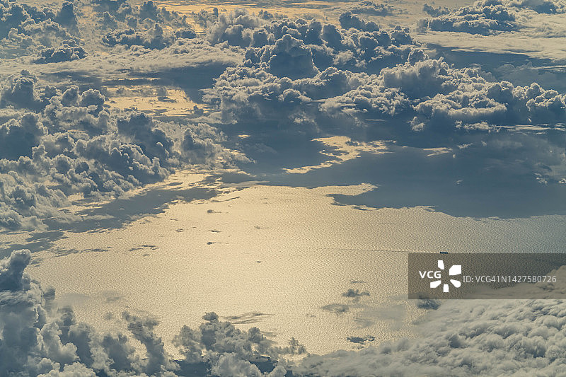 日本冲绳早晨海滩上的一艘船图片素材