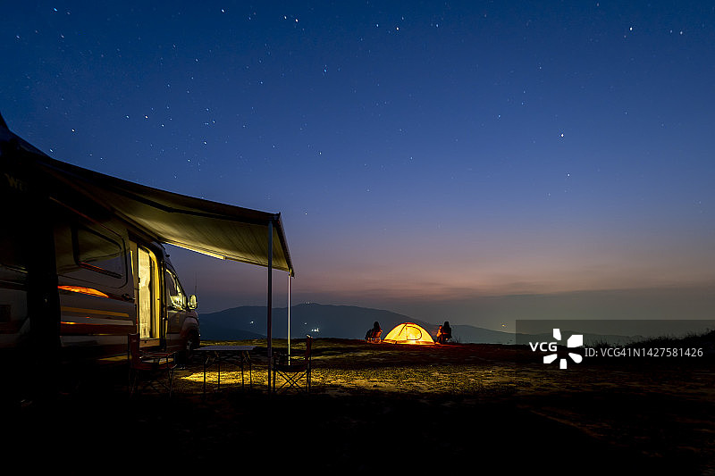 星空下的房车和帐篷图片素材