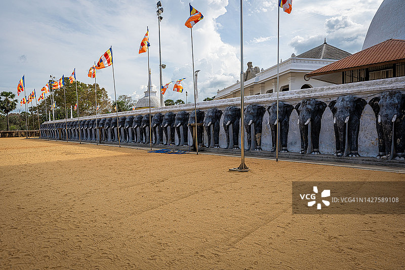 斯里兰卡阿努拉德普勒Ruwanwelisaya佛塔墙上的一排大象雕塑图片素材