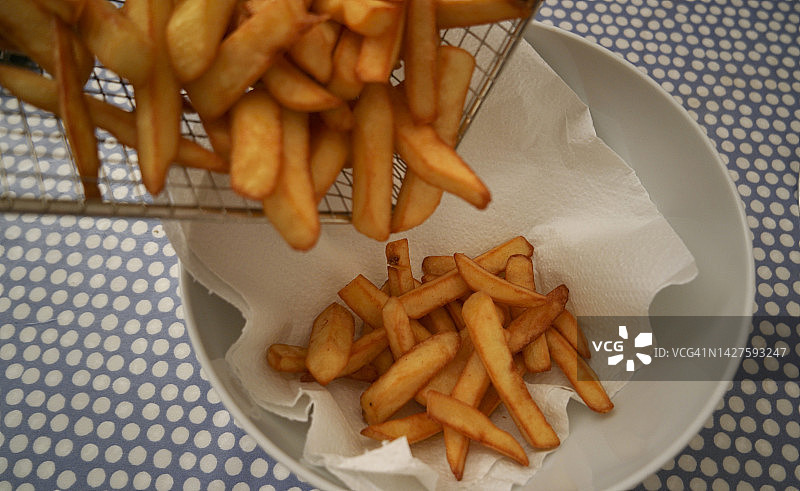 倒入盘中的炸薯条图片素材