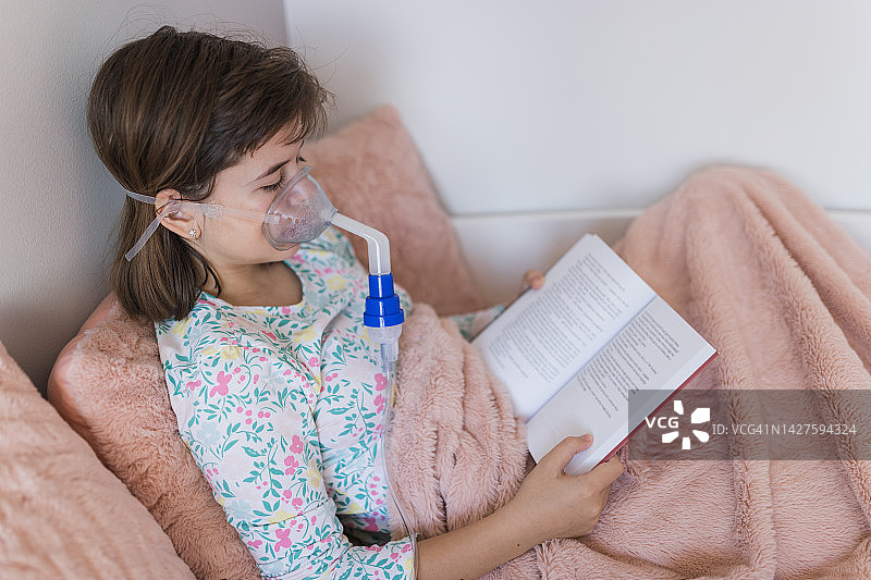 女孩在吸入时看书图片素材