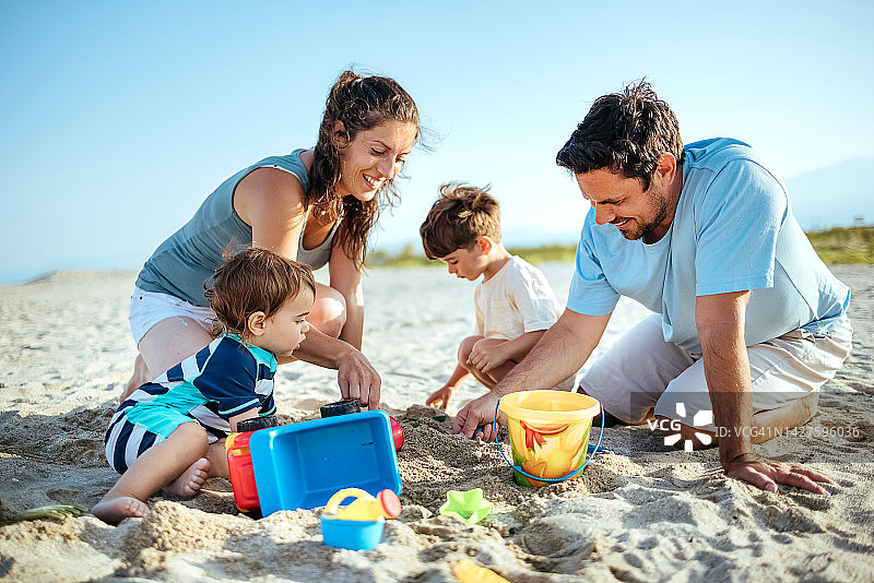 我们将一起建造一个大型沙堡图片素材