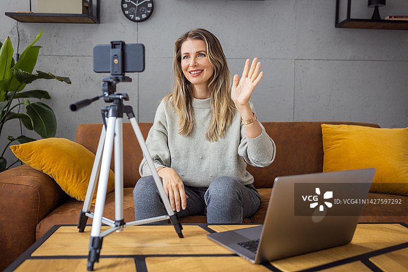 在家拍摄视频博客的中年妇女图片素材