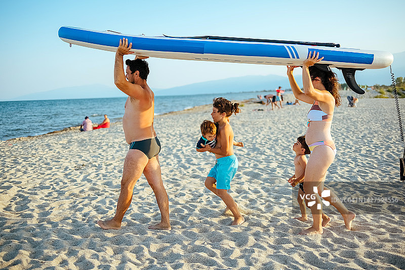 准备玩桨板的家庭图片素材