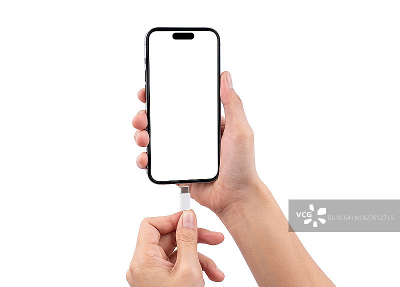 女人在白色背景上将充电器插入智能手机图片素材
