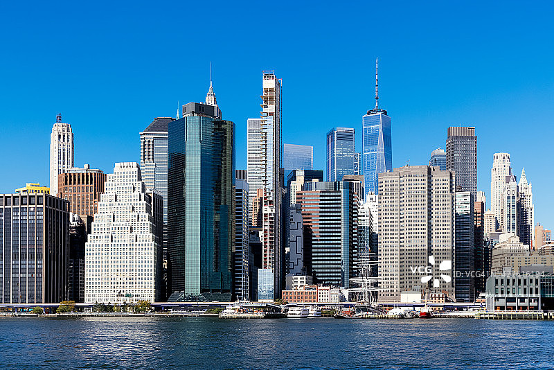 美国纽约曼哈顿金融区东河旁的摩天大楼图片素材