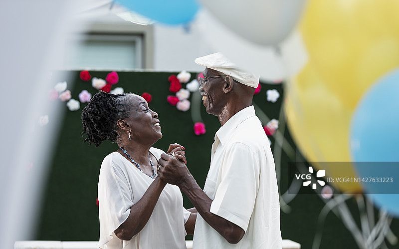 年长的非裔美国夫妇跳慢舞图片素材