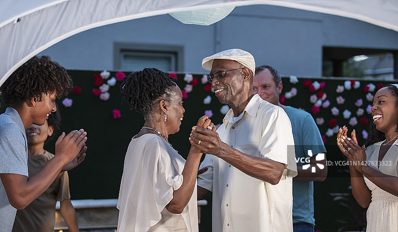 老年夫妇在家人陪伴下慢舞图片素材