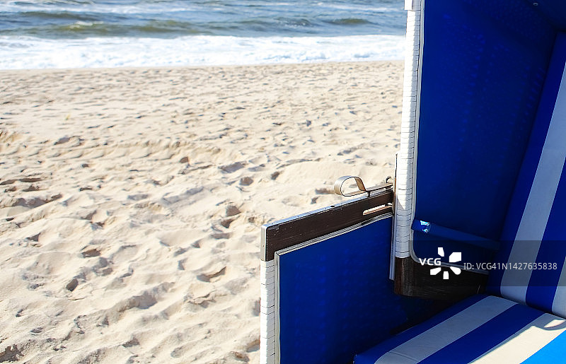 海滩上的沙滩椅图片素材