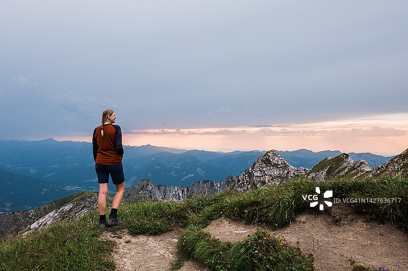 女人在内贝尔峰看日落图片素材
