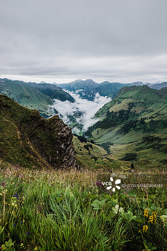 雨天山谷云雾景色图片素材