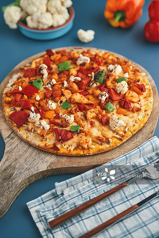 纯素披萨，含菜花姜黄底、烤甜椒、菜花和纯素奶酪图片素材