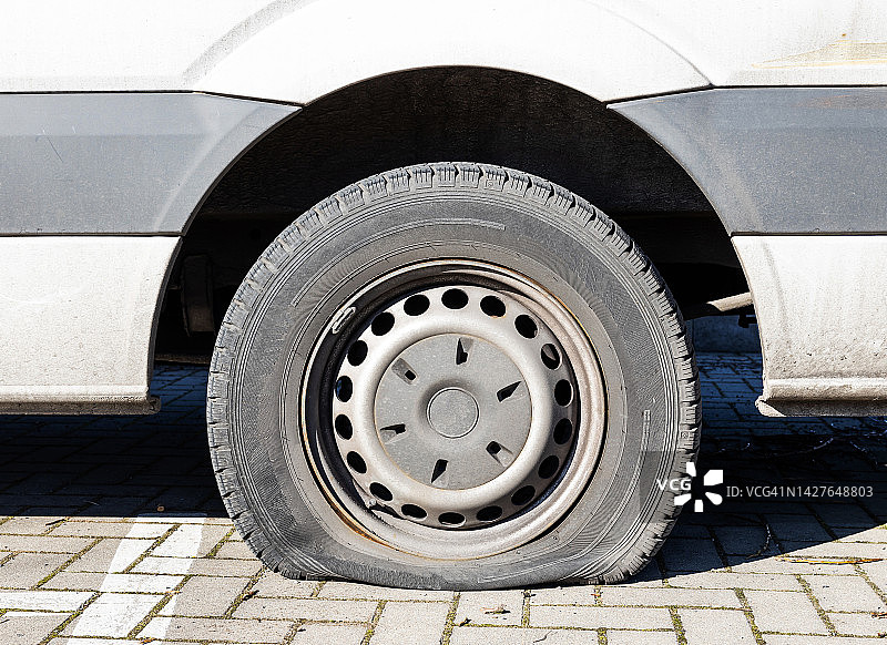 汽车的瘪胎图片素材