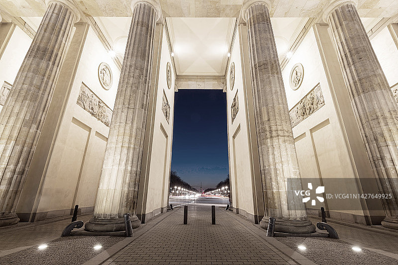 蓝色时分的勃兰登堡门，柏林，德国图片素材