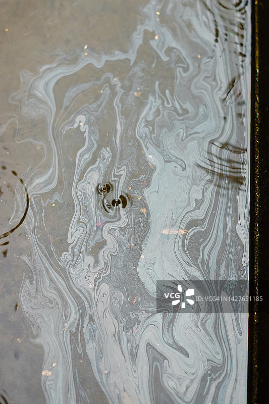 汽油倒入水坑中图片素材