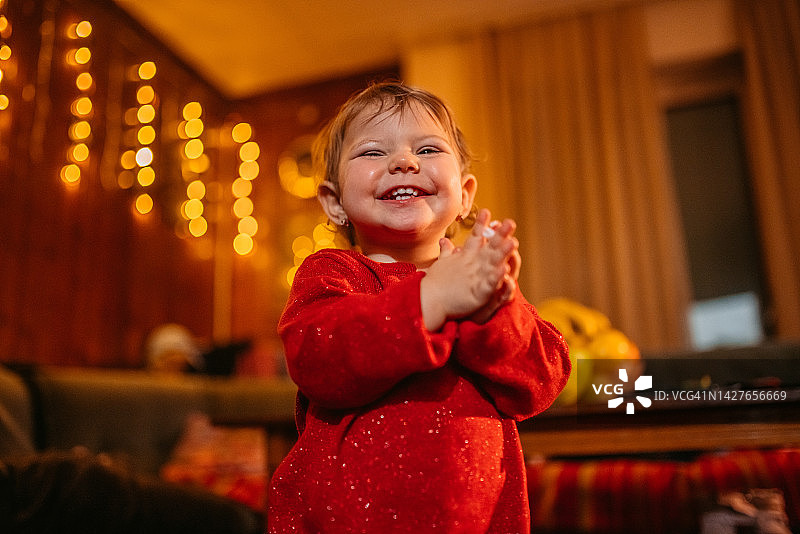 快乐的幼儿拍手图片素材