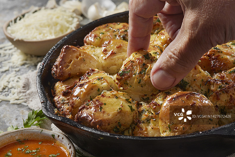 帕尔马蒜香手撕面包图片素材