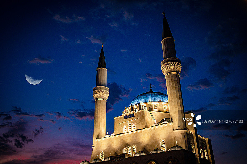半月，蓝色时刻的清真寺景观图片素材