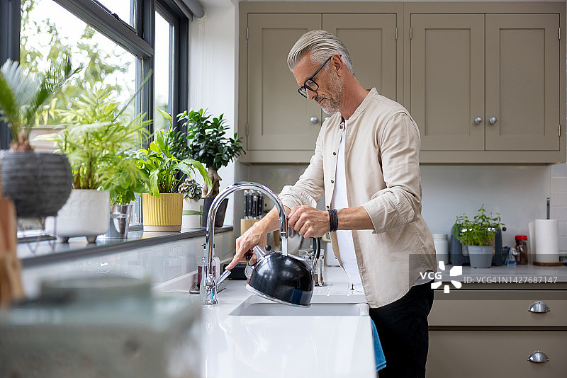 男人泡茶并烧水图片素材