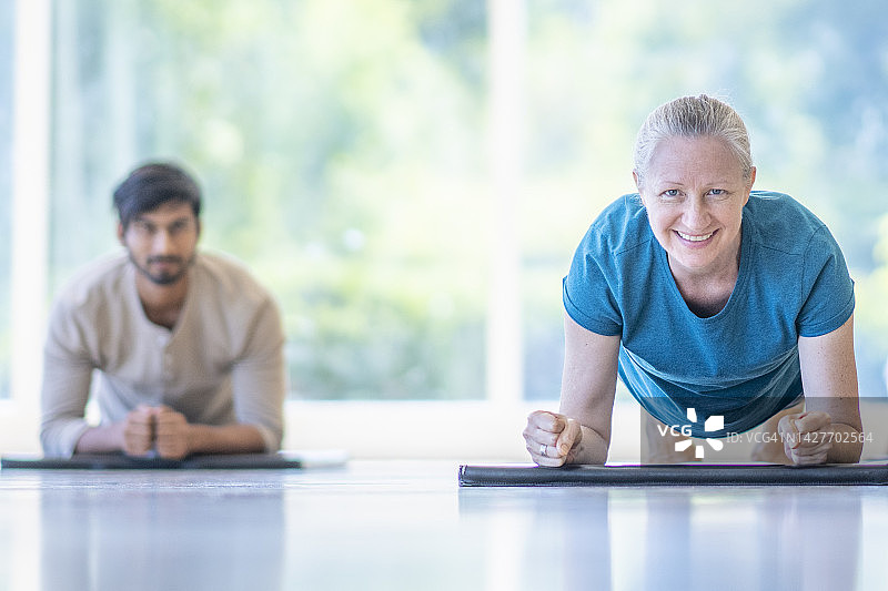 两名成年人正在做平板支撑图片素材