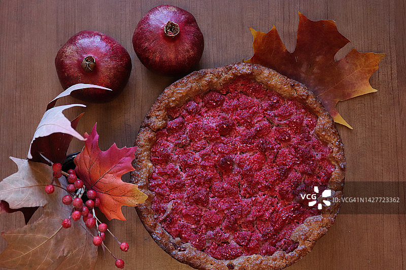 秋日美食：自制美味覆盆子蛋糕和石榴图片素材