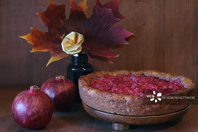 秋日美食：自制美味覆盆子蛋糕和石榴图片素材