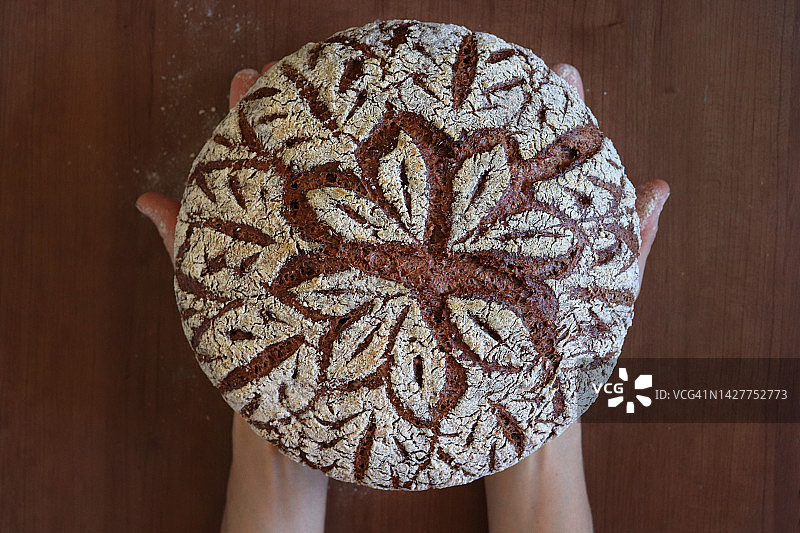 荷兰烤箱乡村黑麦面包，顶部有花卉图案图片素材