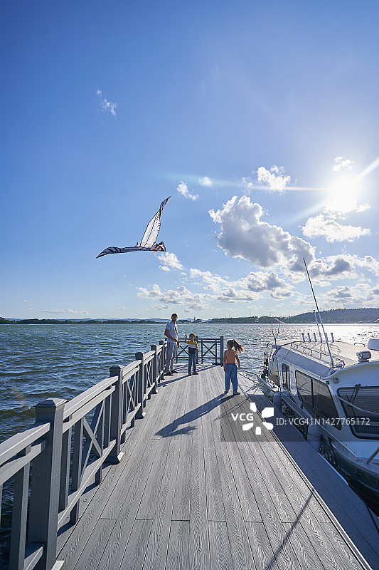 一家人在码头上放风筝图片素材