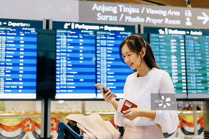 在火车站查看列车时刻表的女商人图片素材