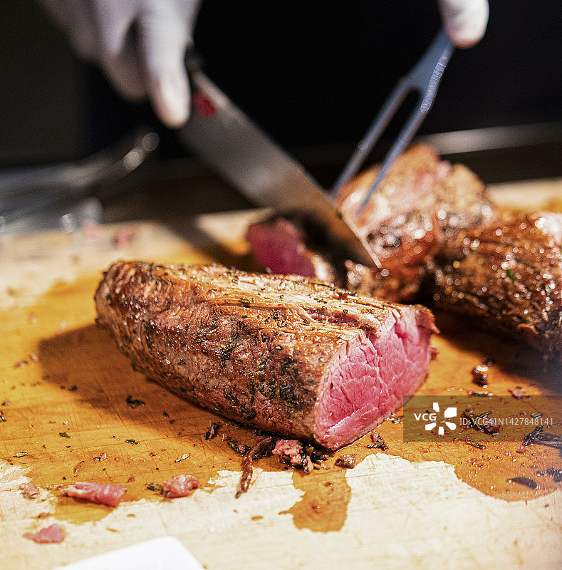 厨师切肉：菲力牛排图片素材