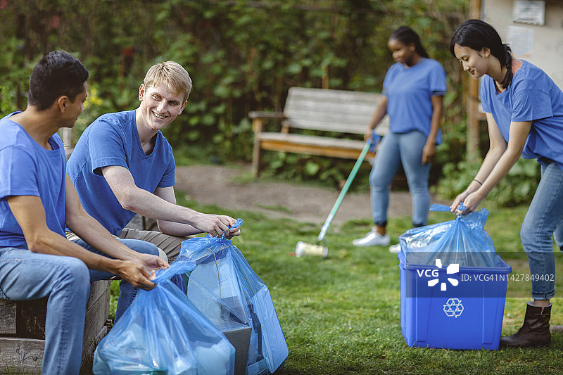 多种族青年志愿者共同清理公园，支持环保图片素材