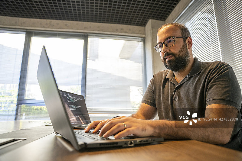 程序员在笔记本电脑上编写代码图片素材