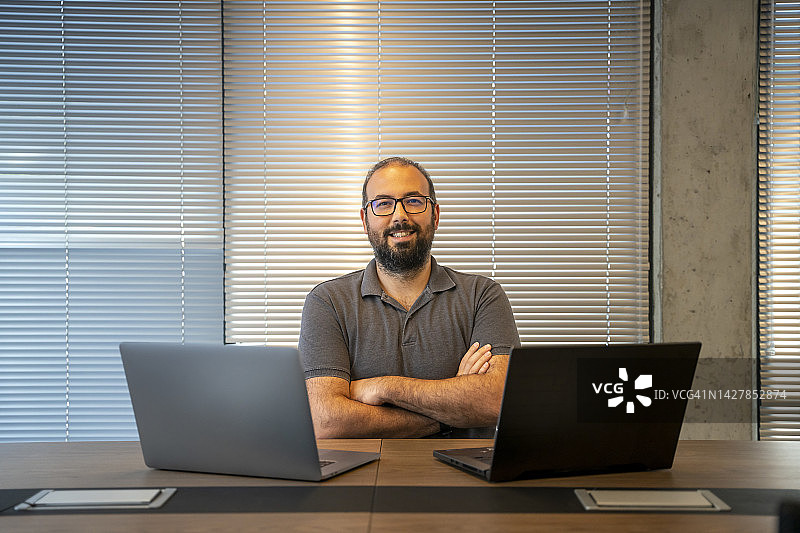 快乐的程序员在笔记本电脑上编写代码图片素材