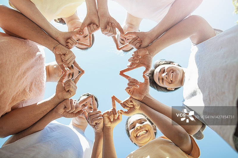 多种族年轻志愿者团队图片素材