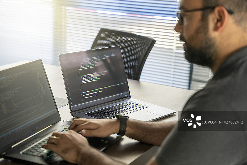 程序员在笔记本电脑上编写代码图片素材