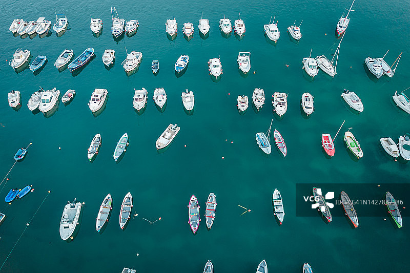 有船只和游艇的港口鸟瞰图图片素材