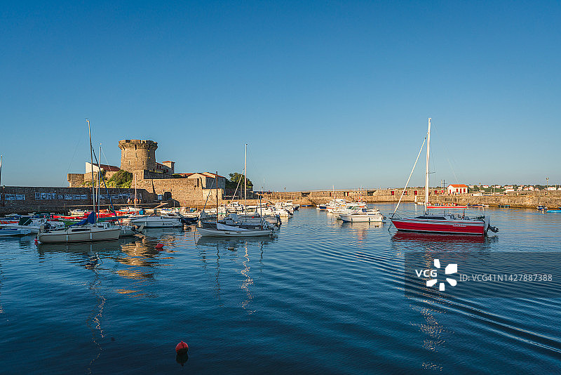索科阿堡日落，前景为锡布尔和圣让-德-吕兹的港口和小船，法国图片素材