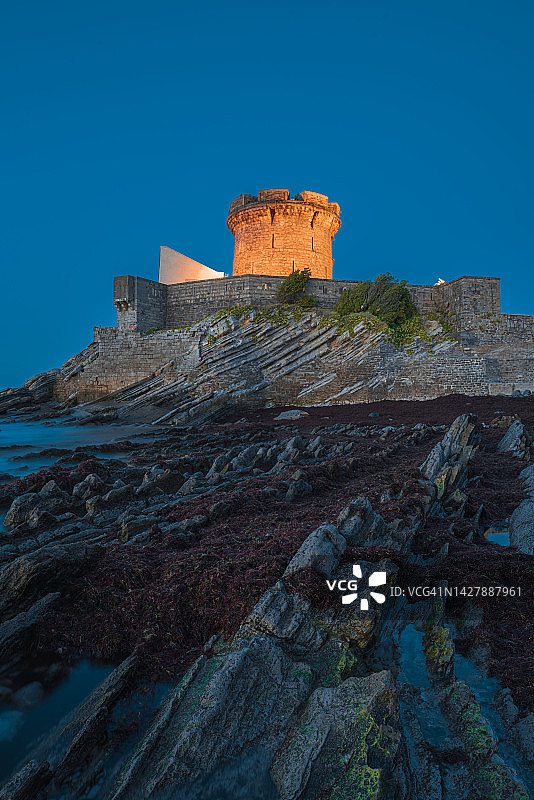 夜晚的索科阿堡，在锡布尔和圣让 - 德 - 吕兹拥有独特的复理式地貌图片素材