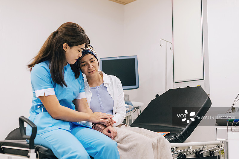 癌症患者依靠护士的支持图片素材