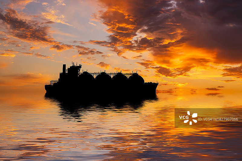 日落时的液化天然气运输船，世界油气工业图片素材