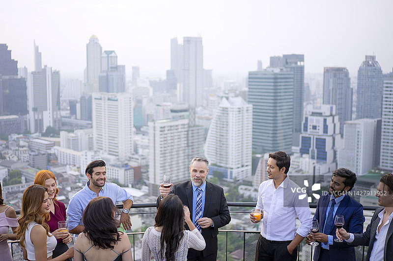 在城市屋顶酒吧举行的商务庆祝活动图片素材