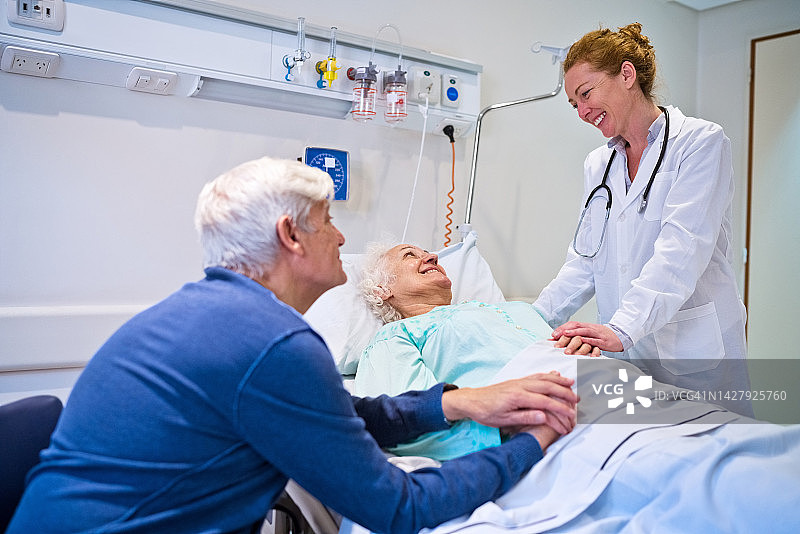 女医生与年长夫妇交谈图片素材