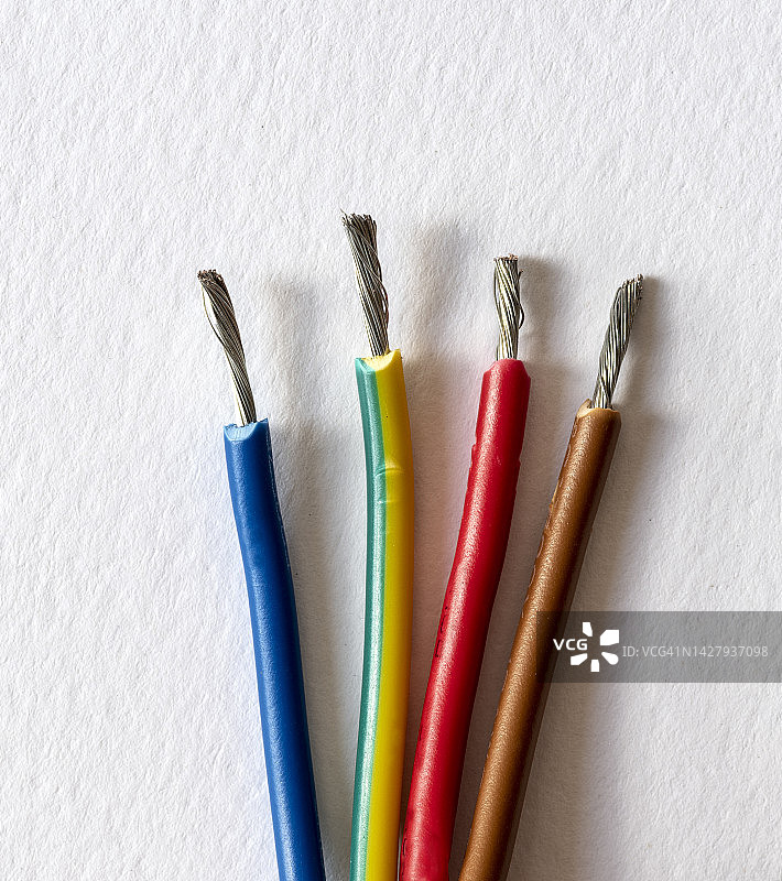 白色背景上的电线图片素材