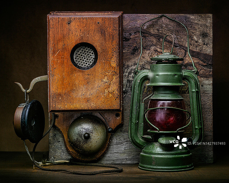 灯笼和老式电话静物图片素材