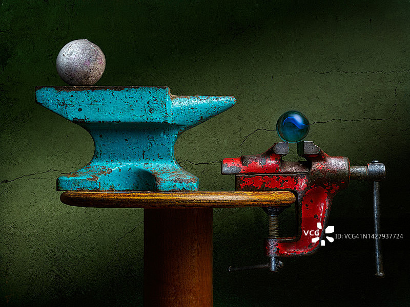 带铁砧和老虎钳的静物图片素材